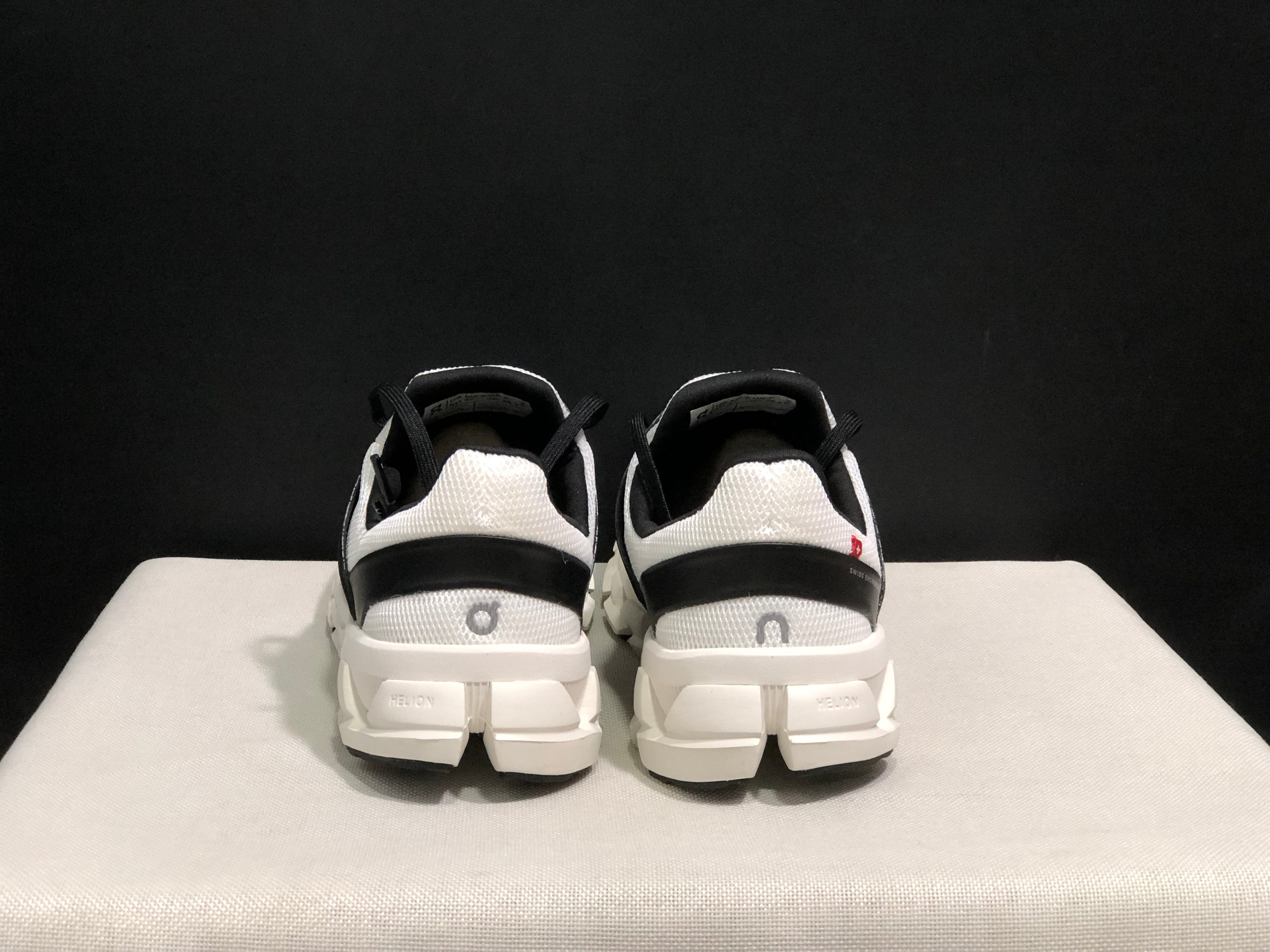 On Running Cloudswift 3 Trendy And Comfortable Running Shoes Black/White