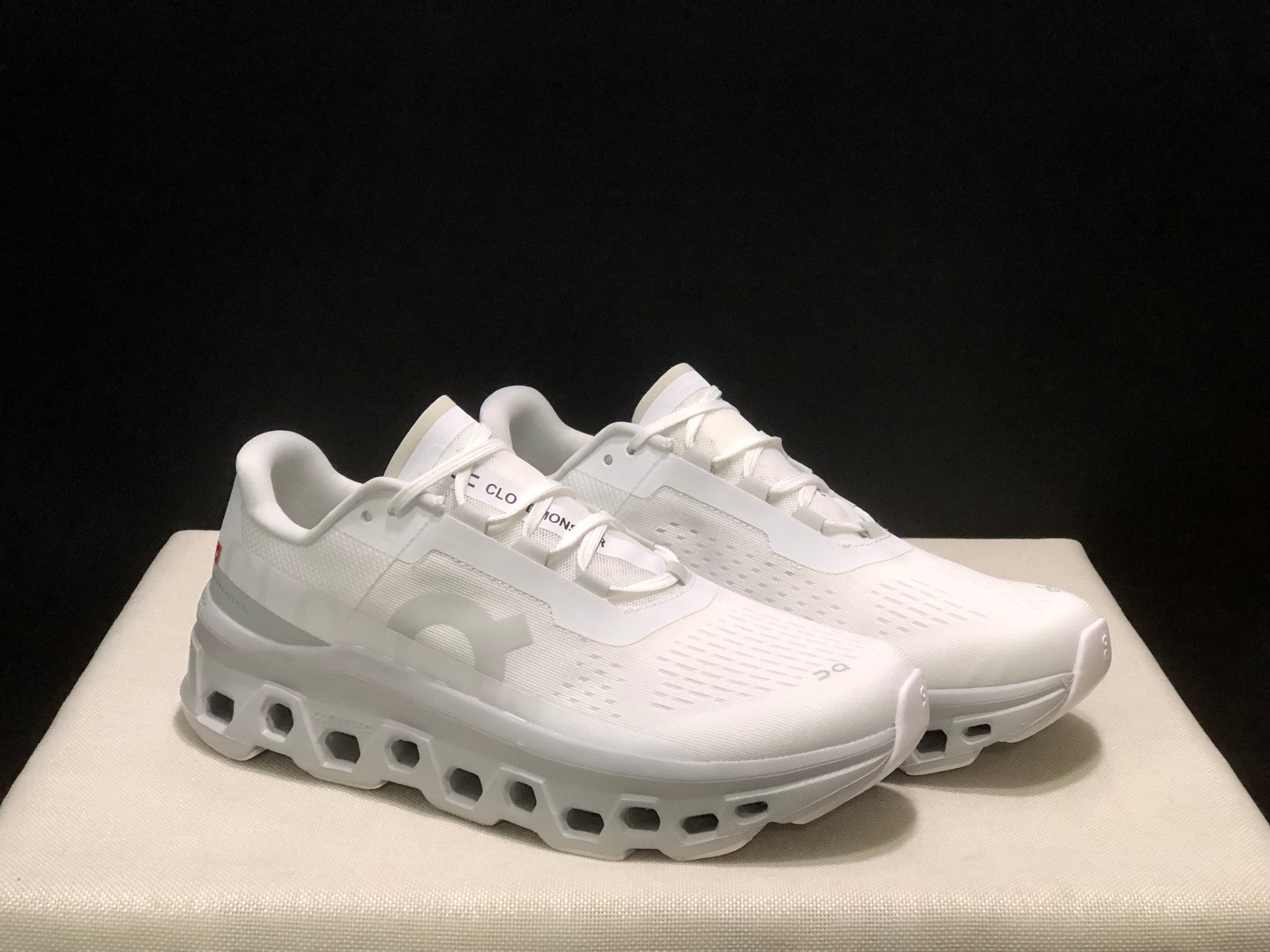 On Running Cloudmonster Anti-Slip Running Shoes White/Frost