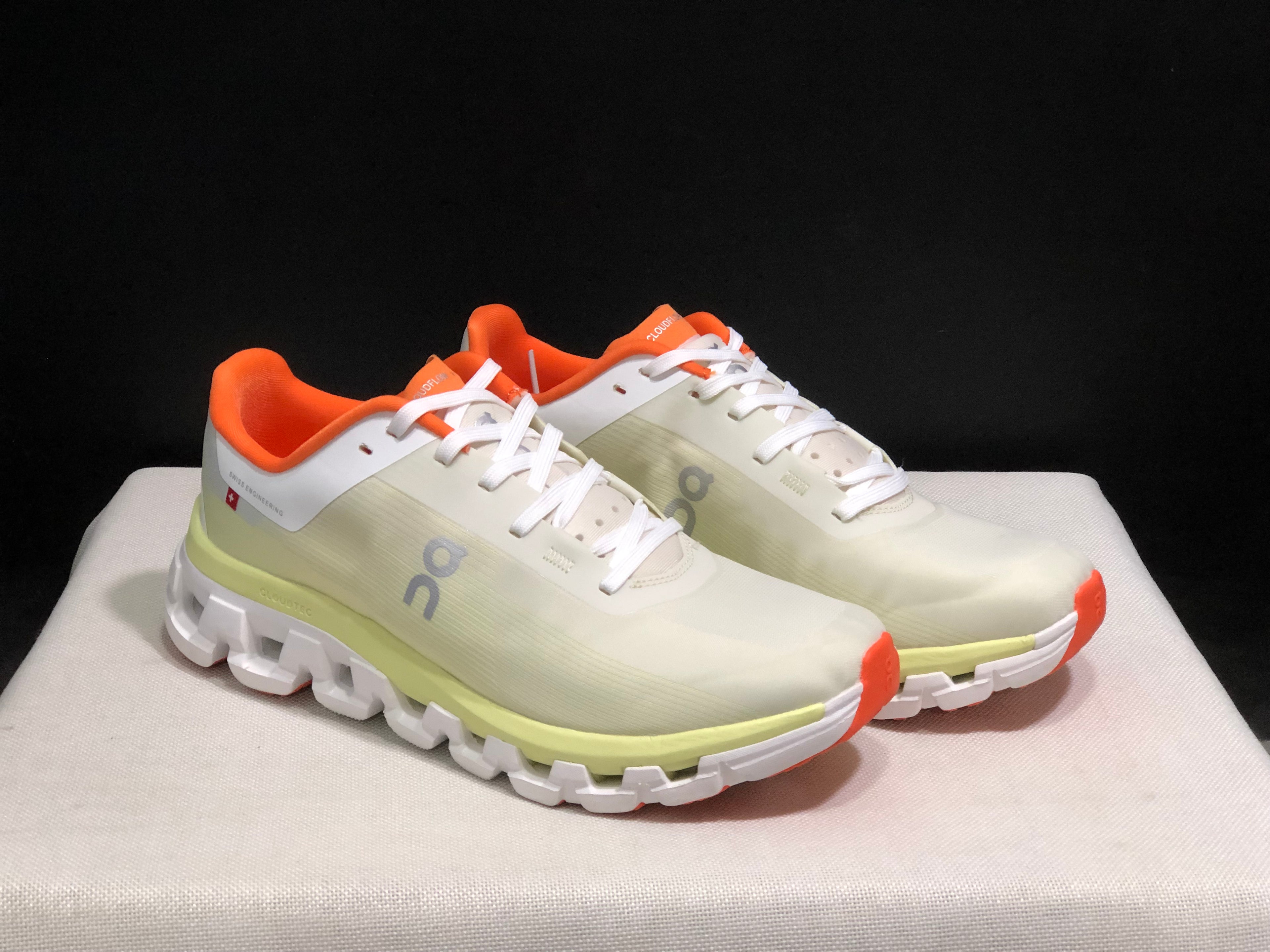 On Running Cloudflow 4 Shock-Absorbing And Wear-Resistant Running Shoes White/Hay