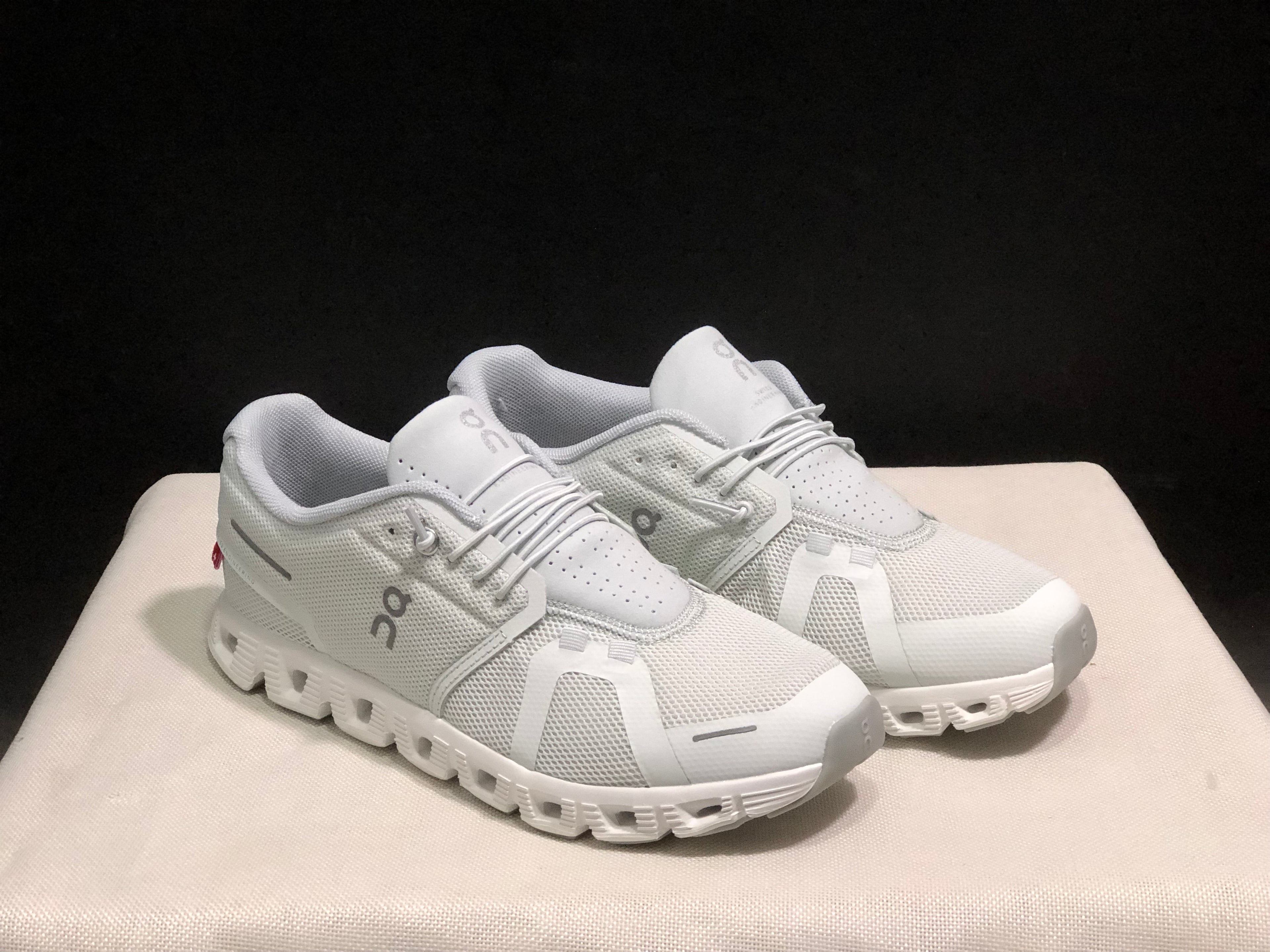On Running Cloud 5 Lightweight Running Shoes White Asphait