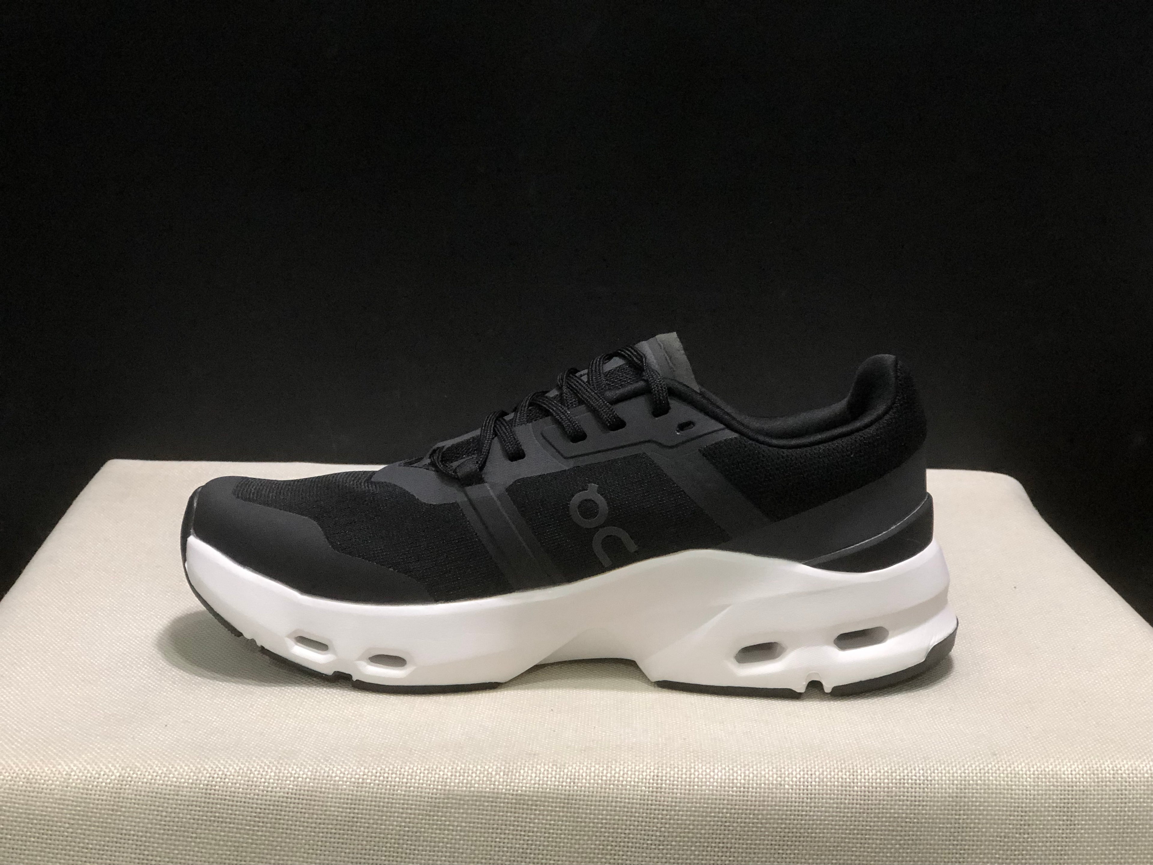 On Running Cloudpulse Comfortable Running Shoes Black/White