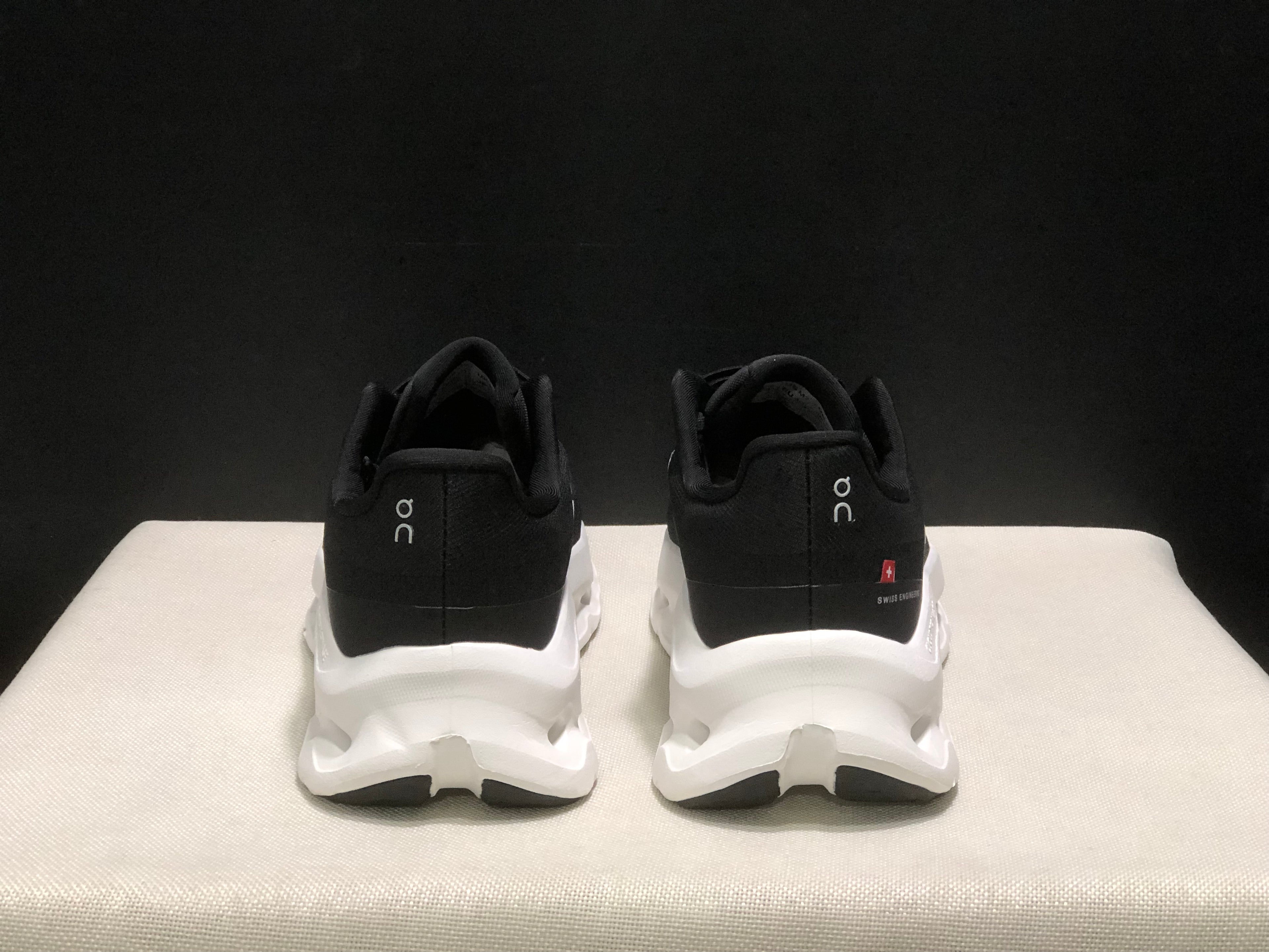 On Running Cloudtilt Durable White/Black Casual Life Shoes