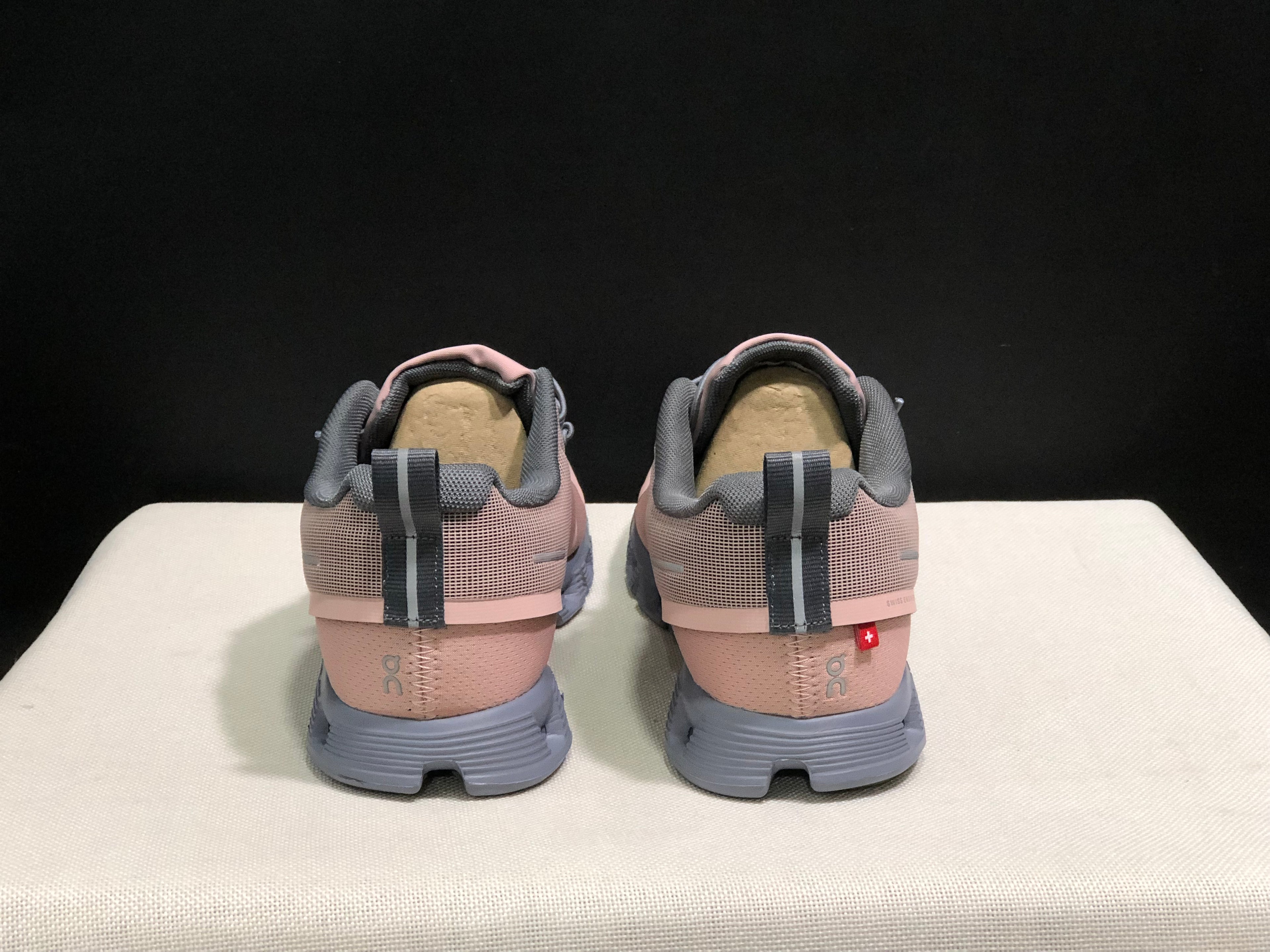 On Running Cloud 5 Lightweight Running Shoes Rose/Fossil