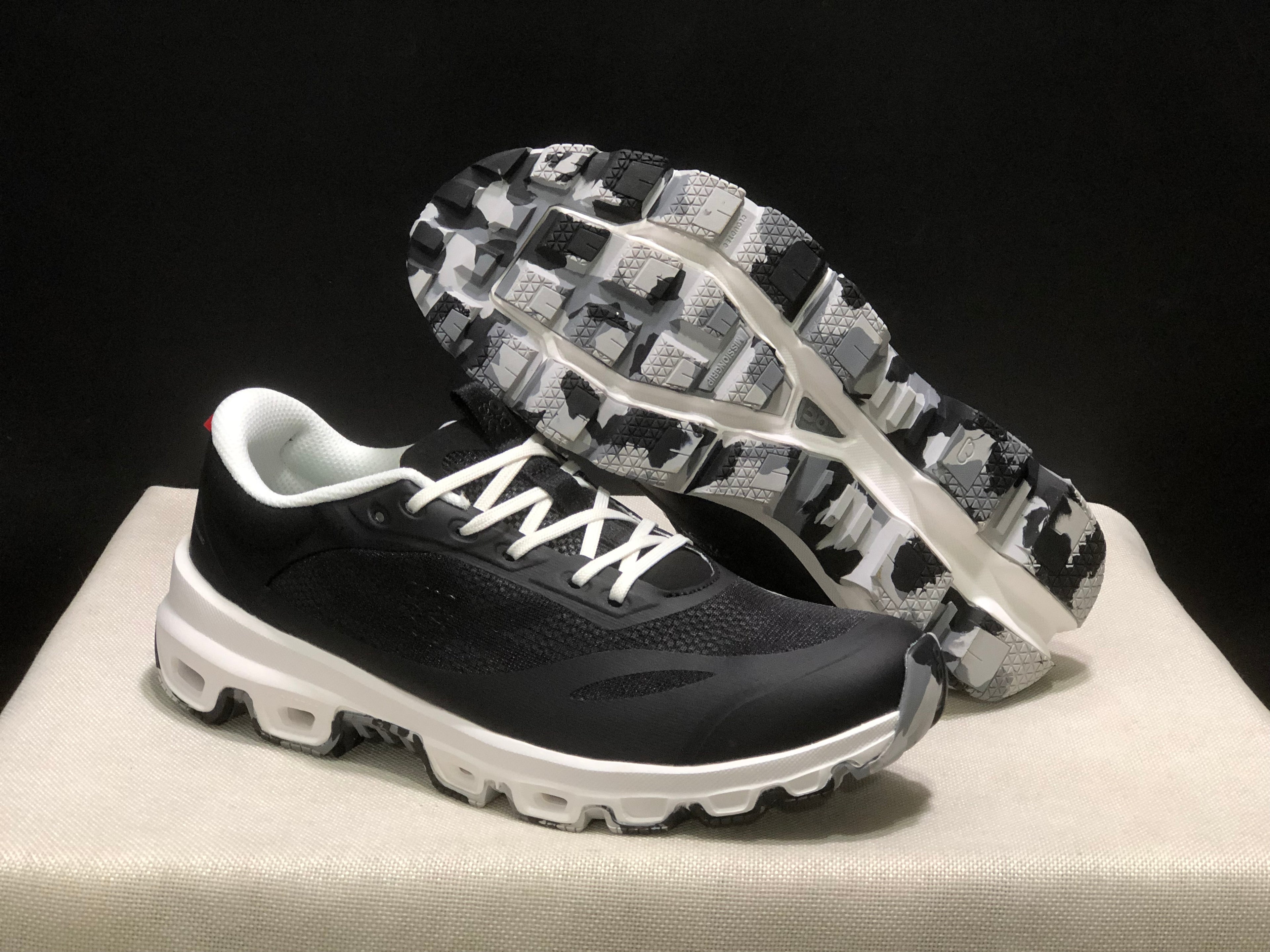 LOEWE x On Running Cloudventure 2.0 Running Shoes Co-Signed Edition Black/White