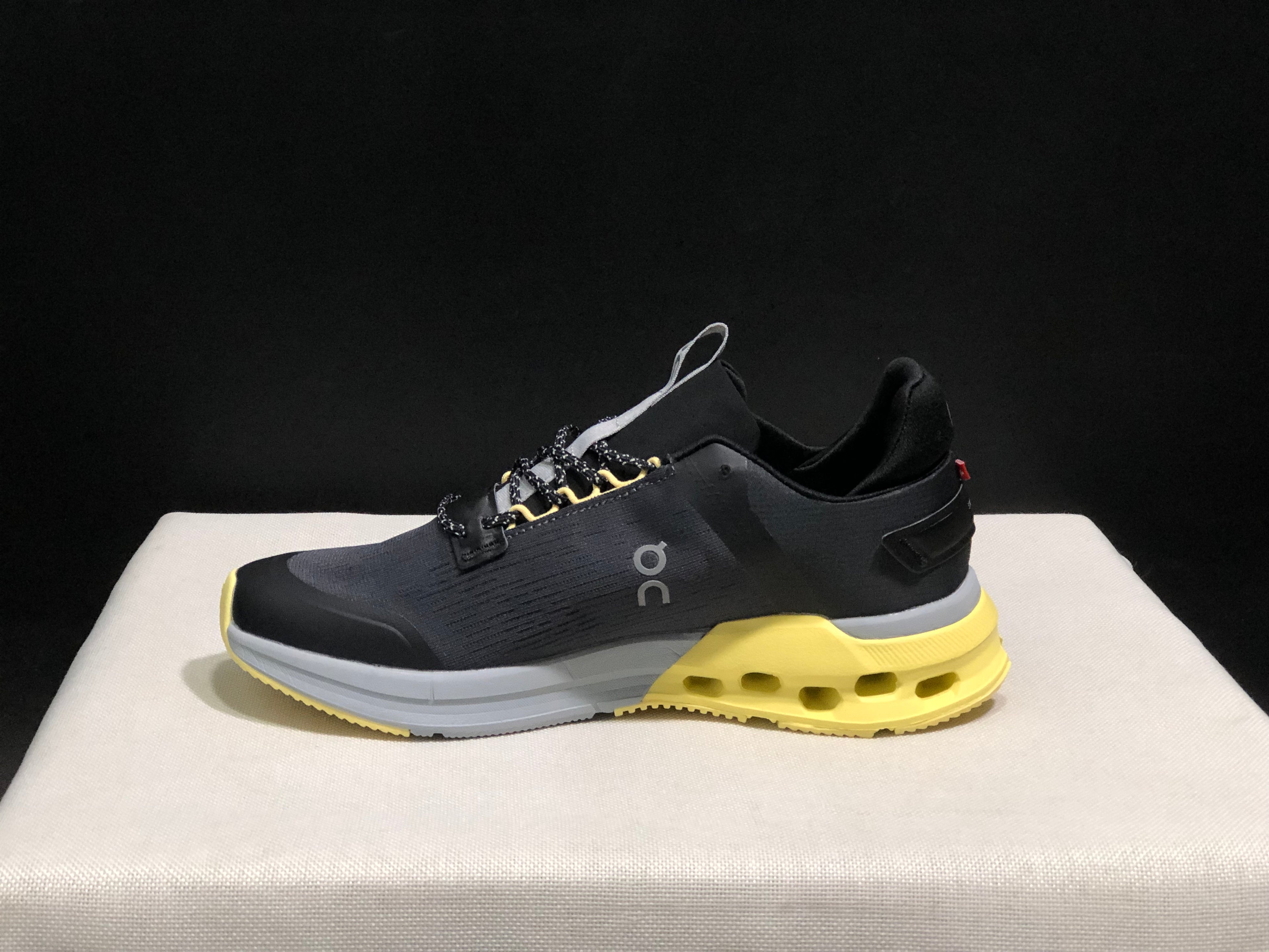 On Running Cloudnova Flux Comfortable Running Shoes Black/Yellow