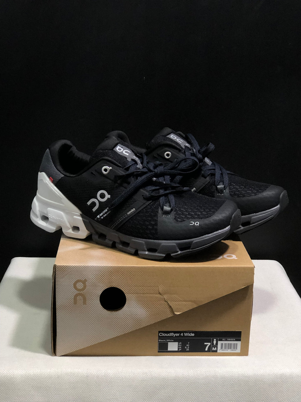 On Running Cloudflow 4 Shock-Absorbing And Wear-Resistant Running Shoes Black/White