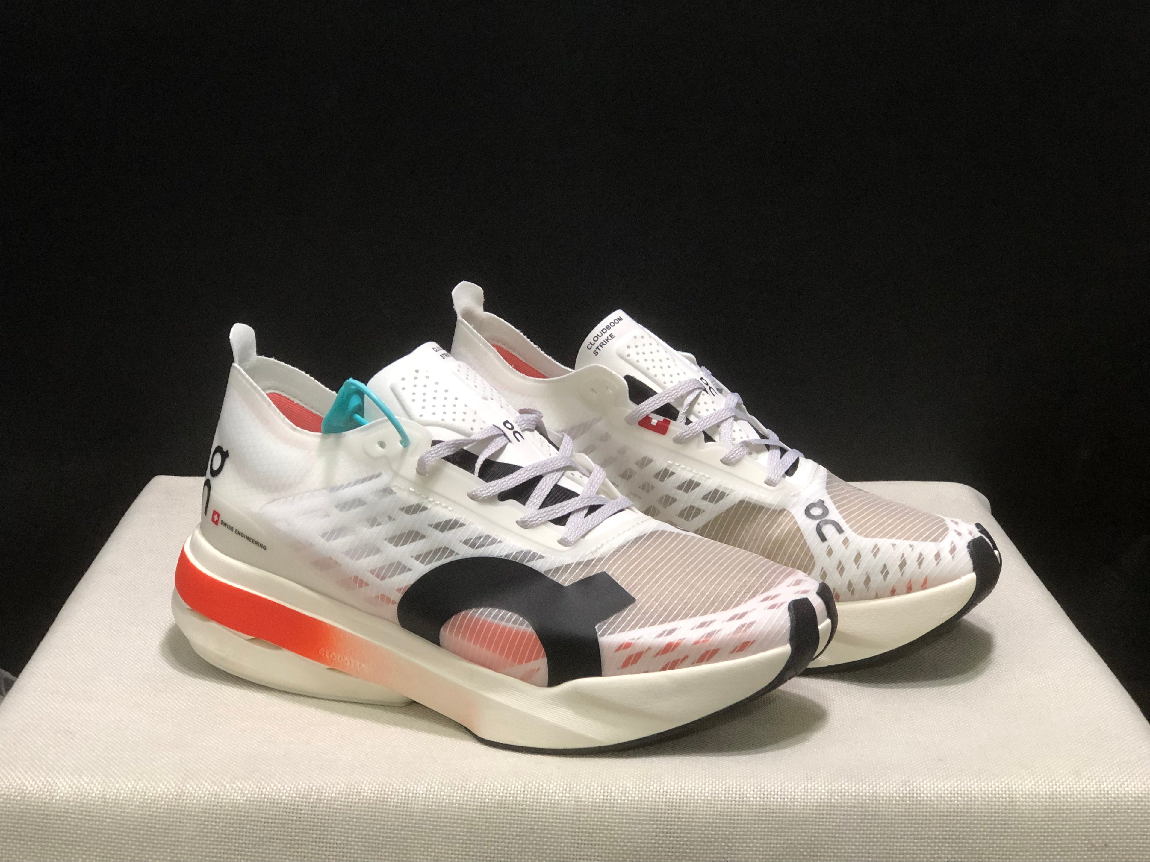 On Running Cloudspike Amplius Shock-Absorbing And Wear-Resistant Marathon Road Running Shoes White
