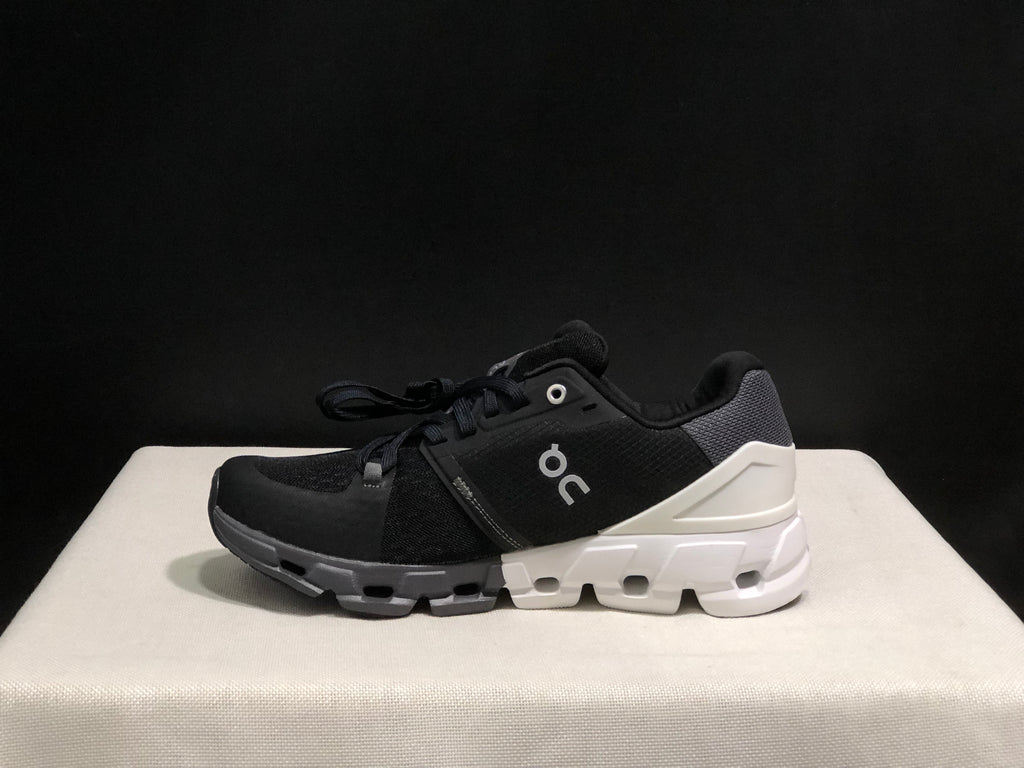 On Running Cloudflow 4 Shock-Absorbing And Wear-Resistant Running Shoes Black/White