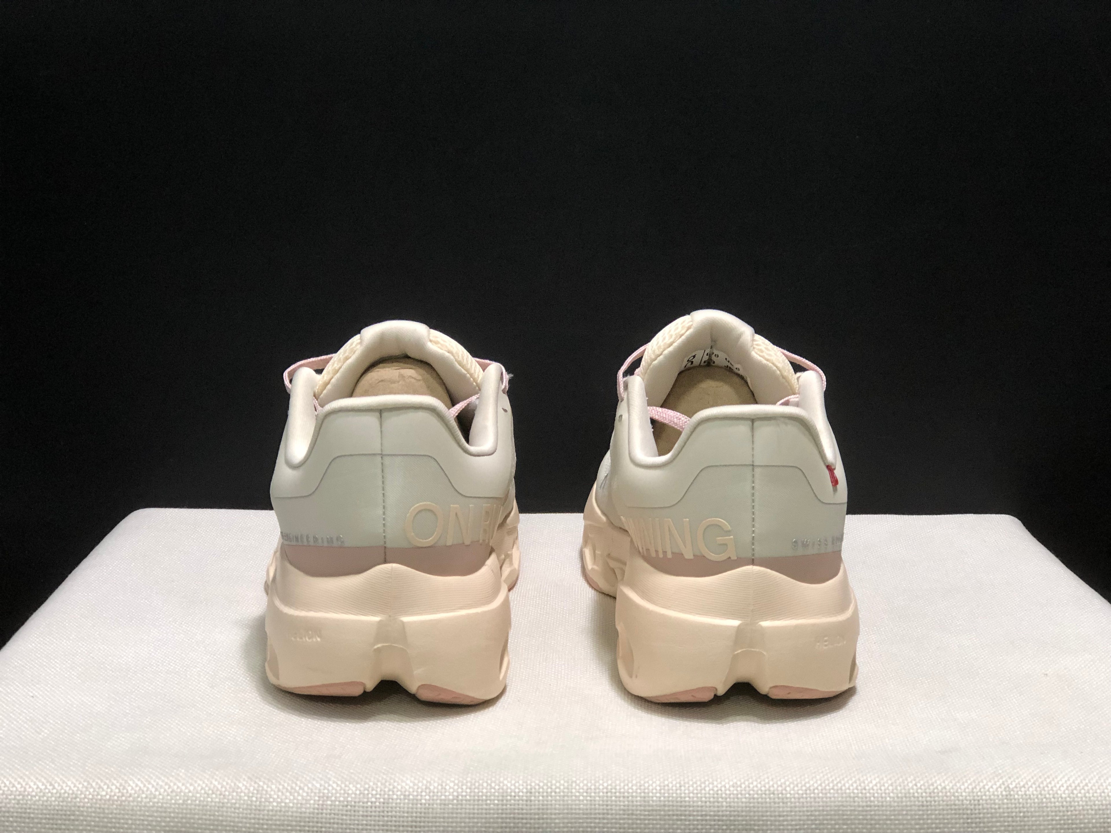On Running Cloudsurfer Next Casual Running Shoes Moonlight/Powder