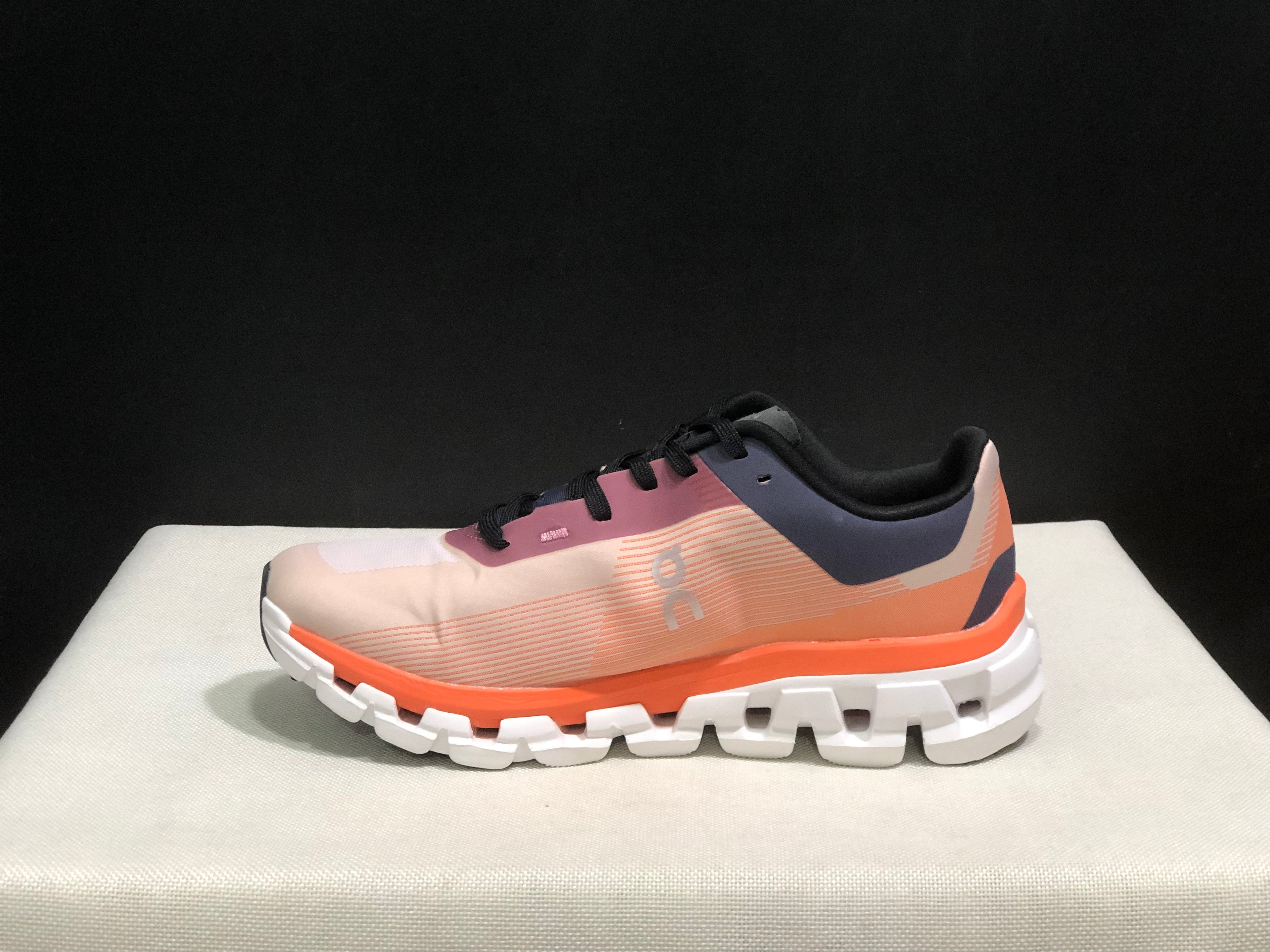 On Running Cloudflow 4 Shock-Absorbing And Wear-Resistant Running Shoes Quartz/Flame