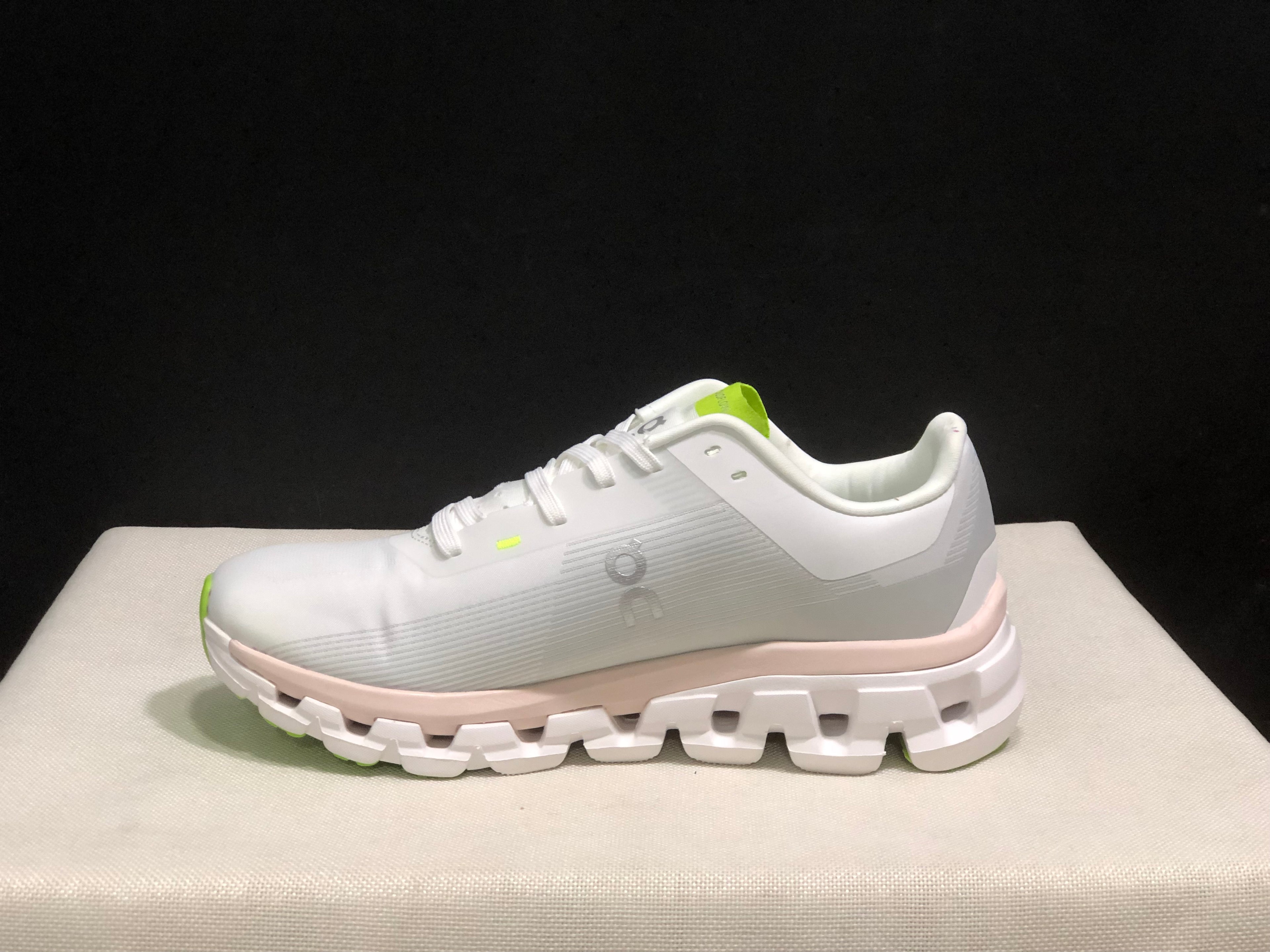 On Running Cloudflow 4 Shock-Absorbing And Wear-Resistant Running Shoes White/Sand