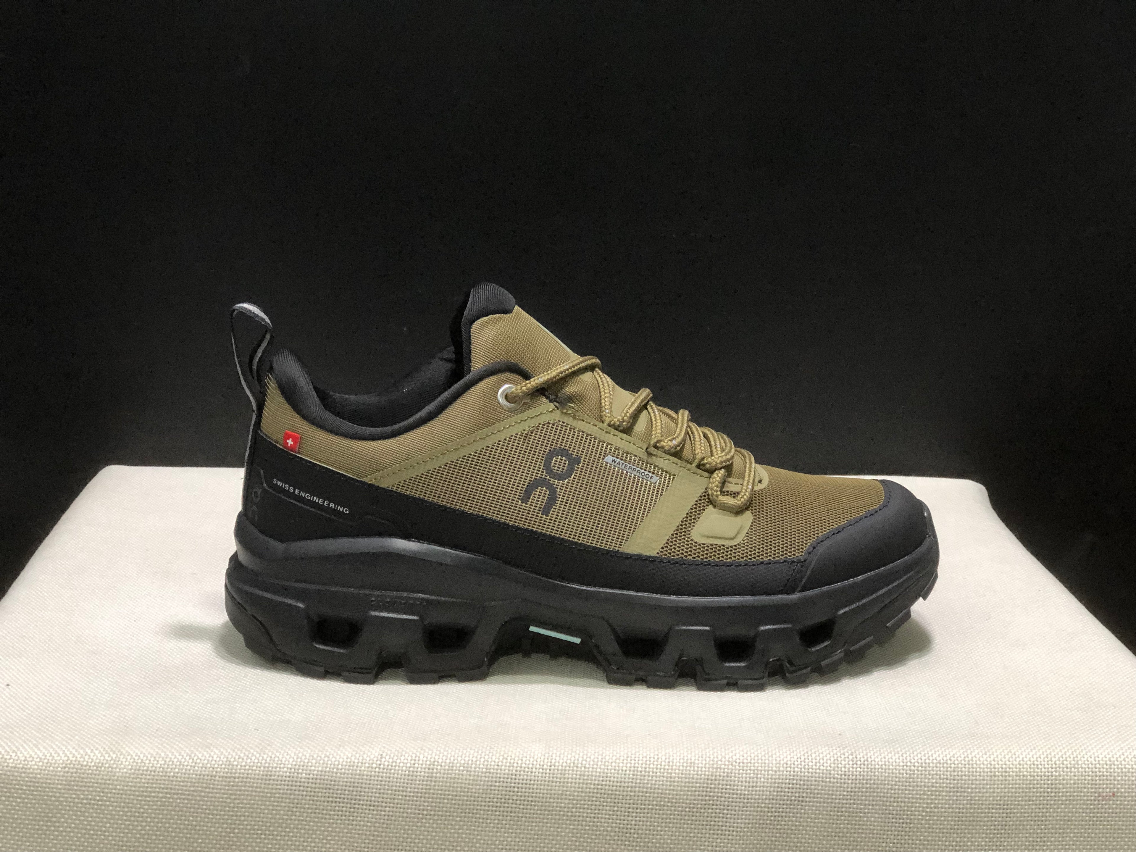 On Running Cloudrock Low WP Hiking Outdoor Shoes Hunter/Black