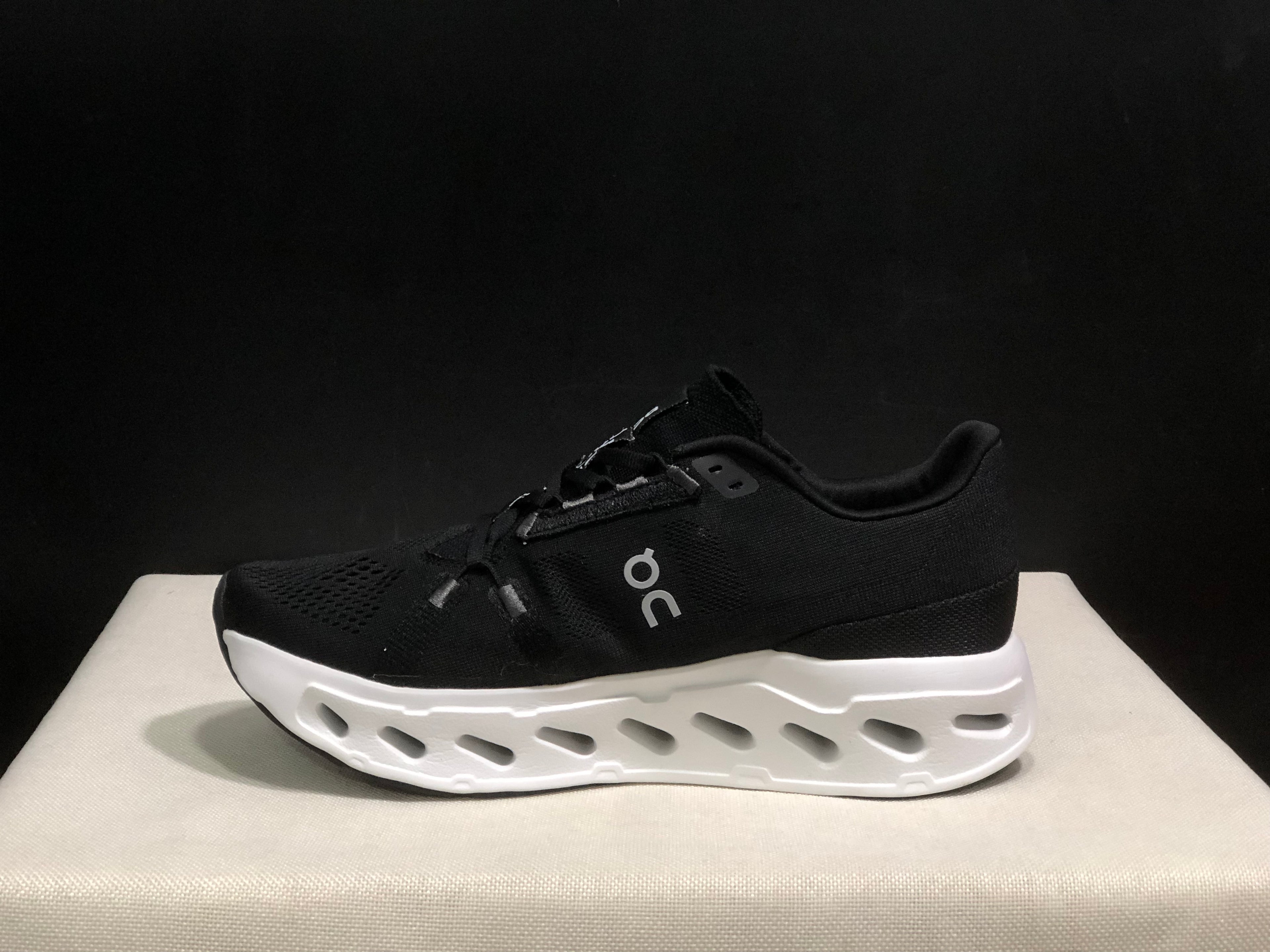 On Running Cloudeclipse Soft And Comfortable Running Shoes Black/White