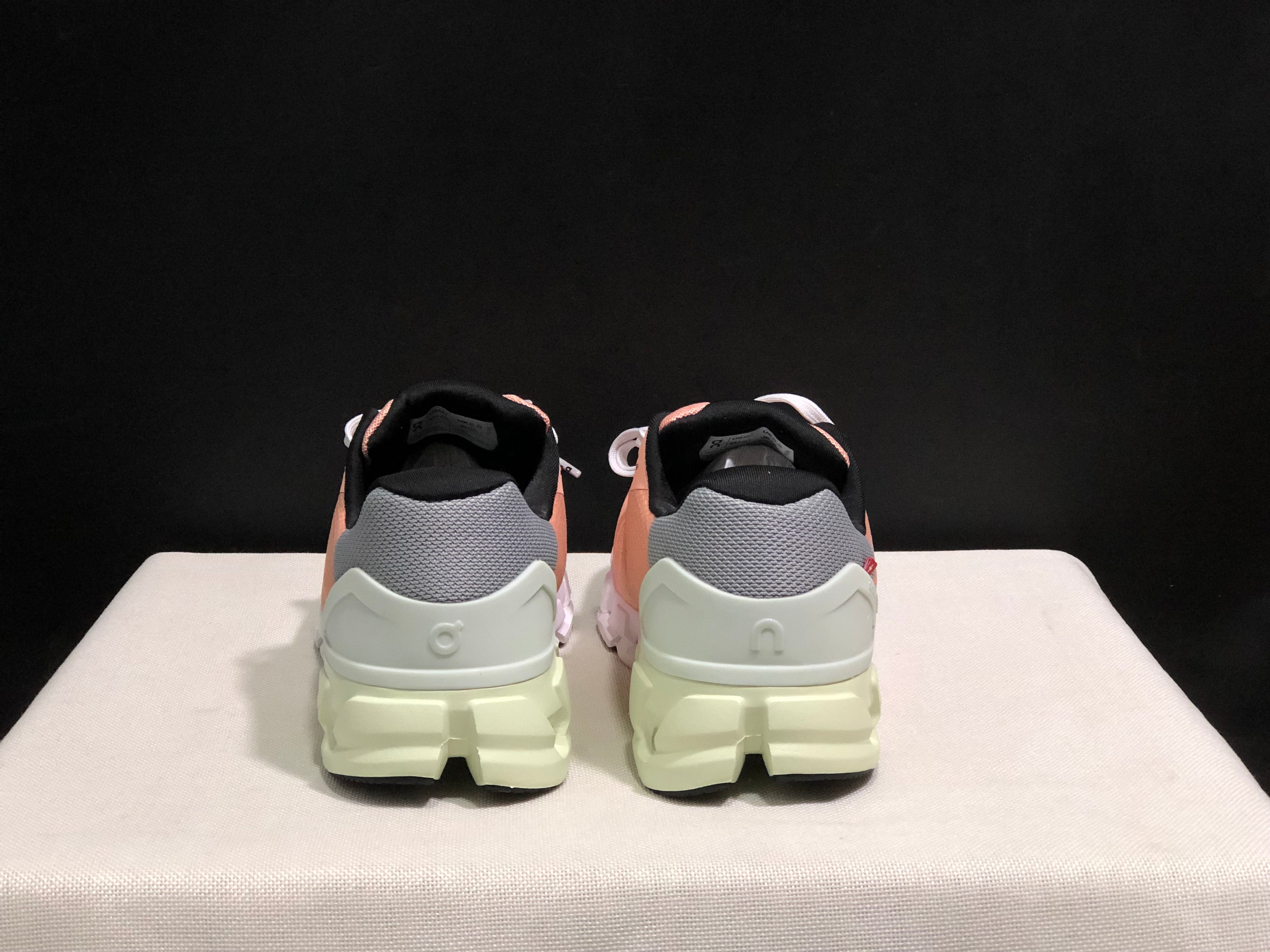 On Running Cloudflow 4 Shock-Absorbing And Wear-Resistant Running Shoes Peach/Aloe