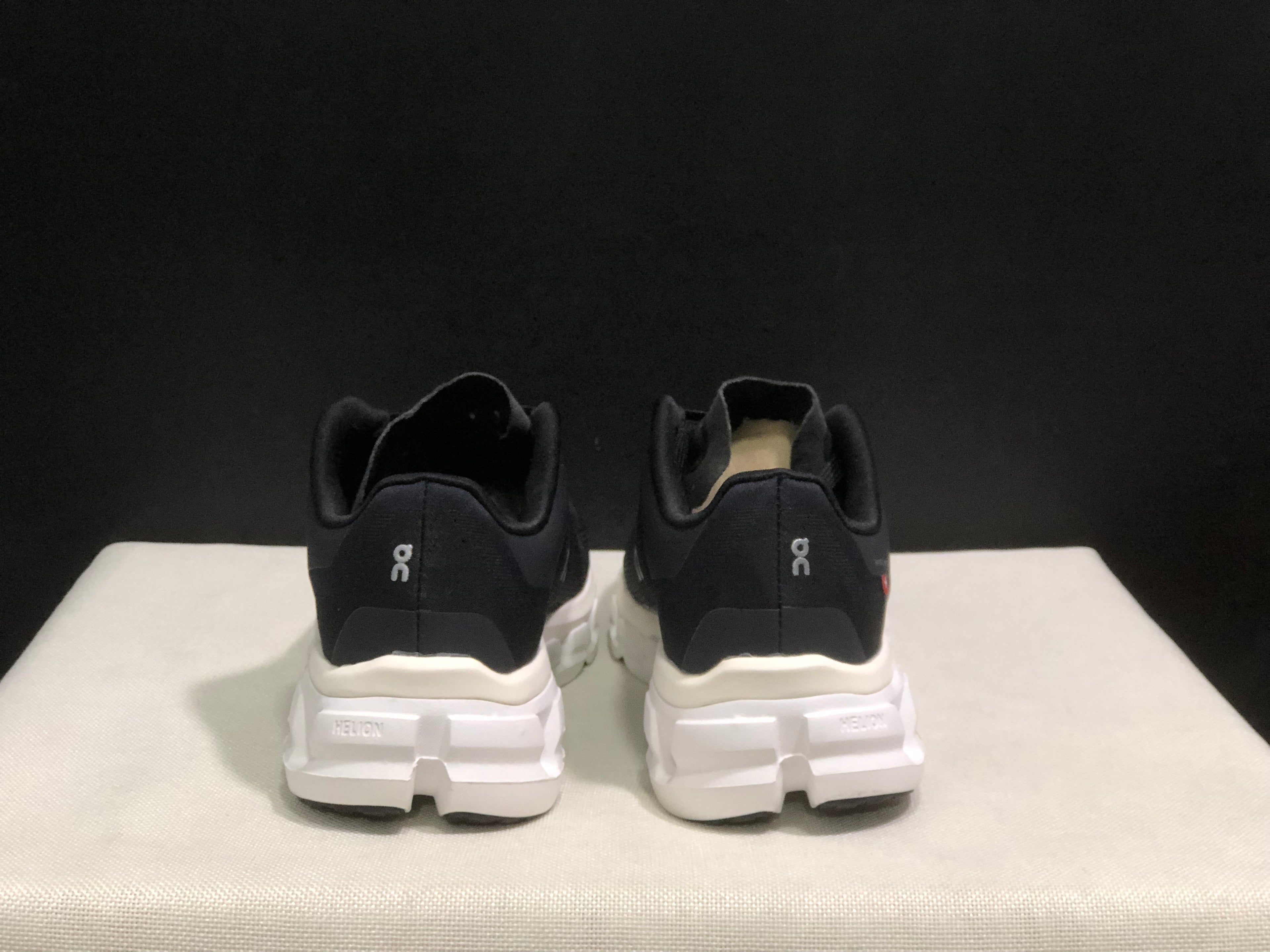 On Running Cloudflow 4 Shock-Absorbing And Wear-Resistant Black Running Shoes