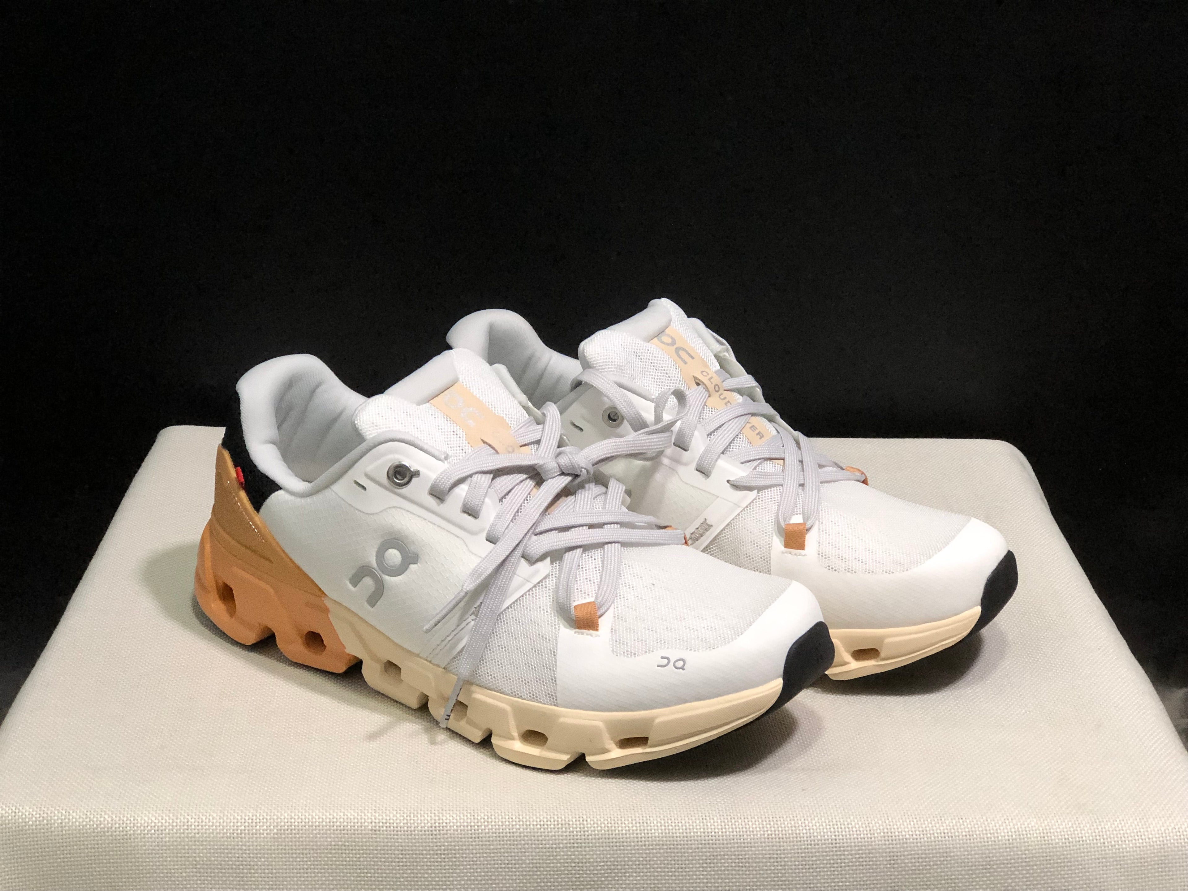 On Running Cloudflow 4 Shock-Absorbing And Wear-Resistant Running Shoes White/Copper