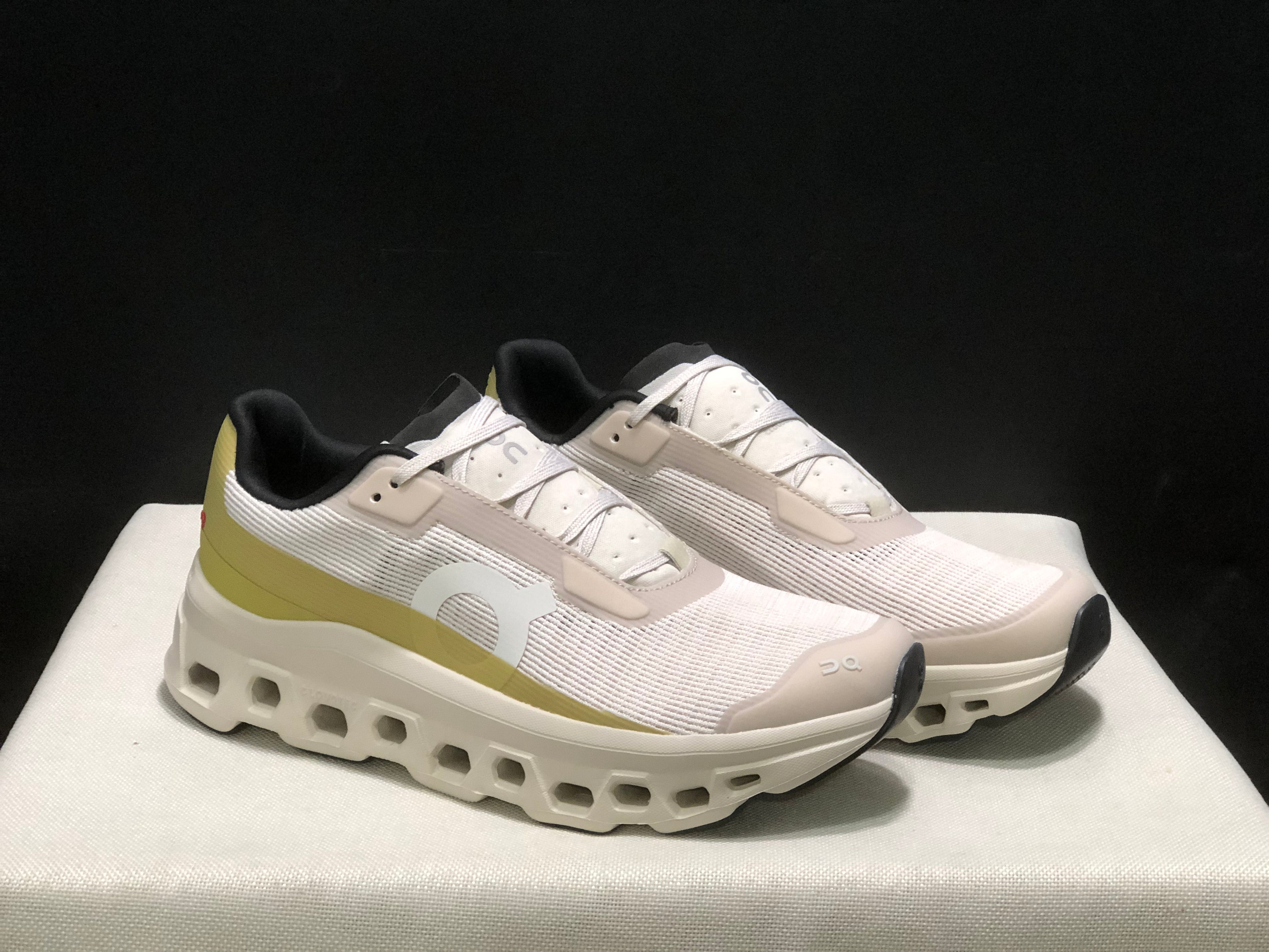 On Running Cloudmonster Void 1 M Casual Running Shoes Light Khaki/Light Green