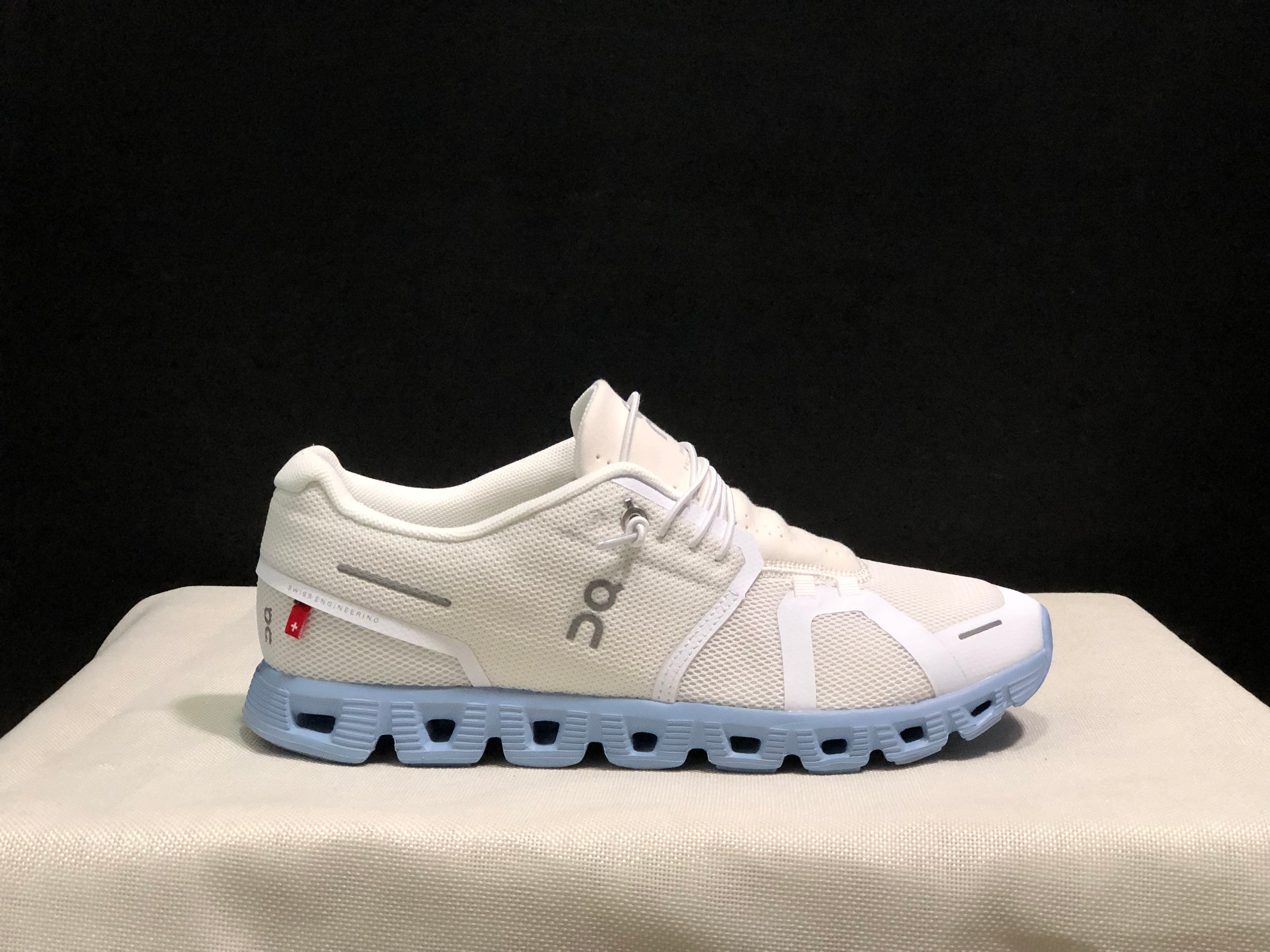 On Running Cloud 5 Lightweight Running Shoes Magnolia Alba