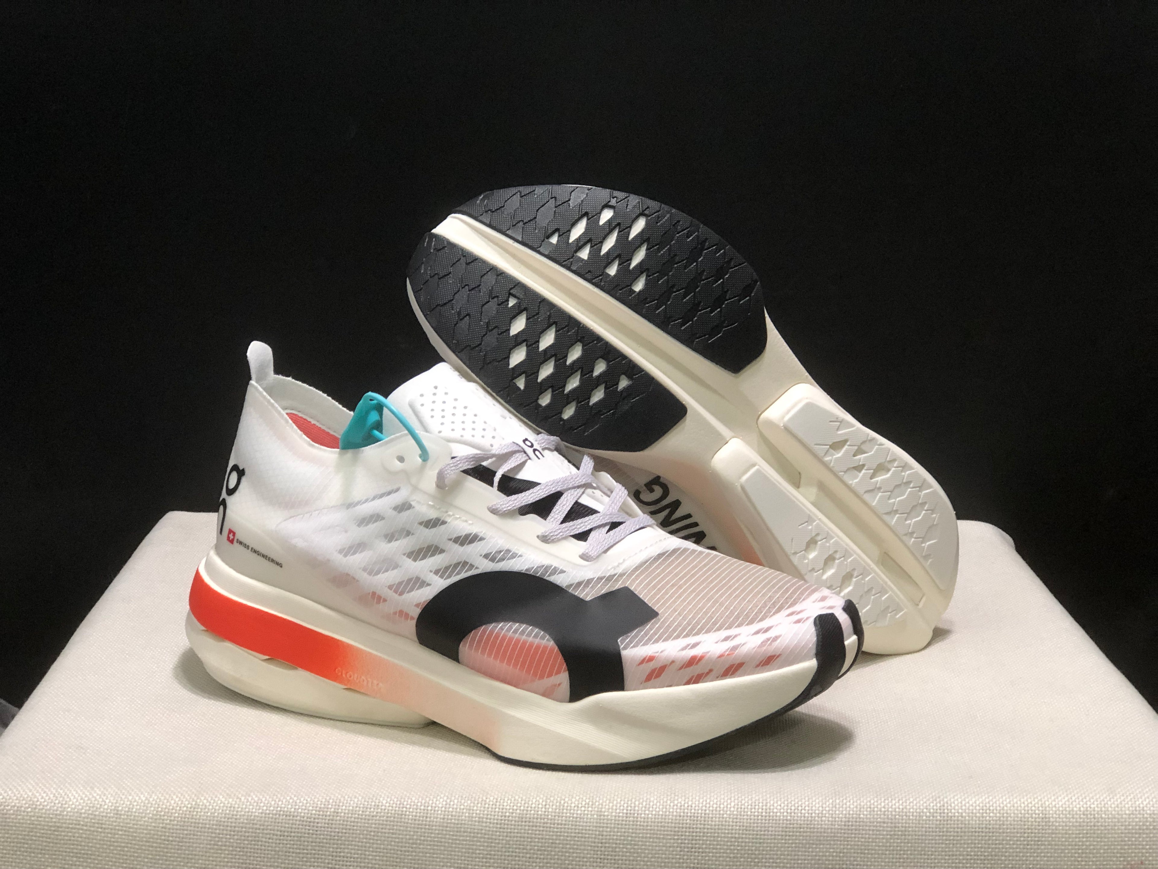 On Running Cloudspike Amplius Shock-Absorbing And Wear-Resistant Marathon Road Running Shoes White