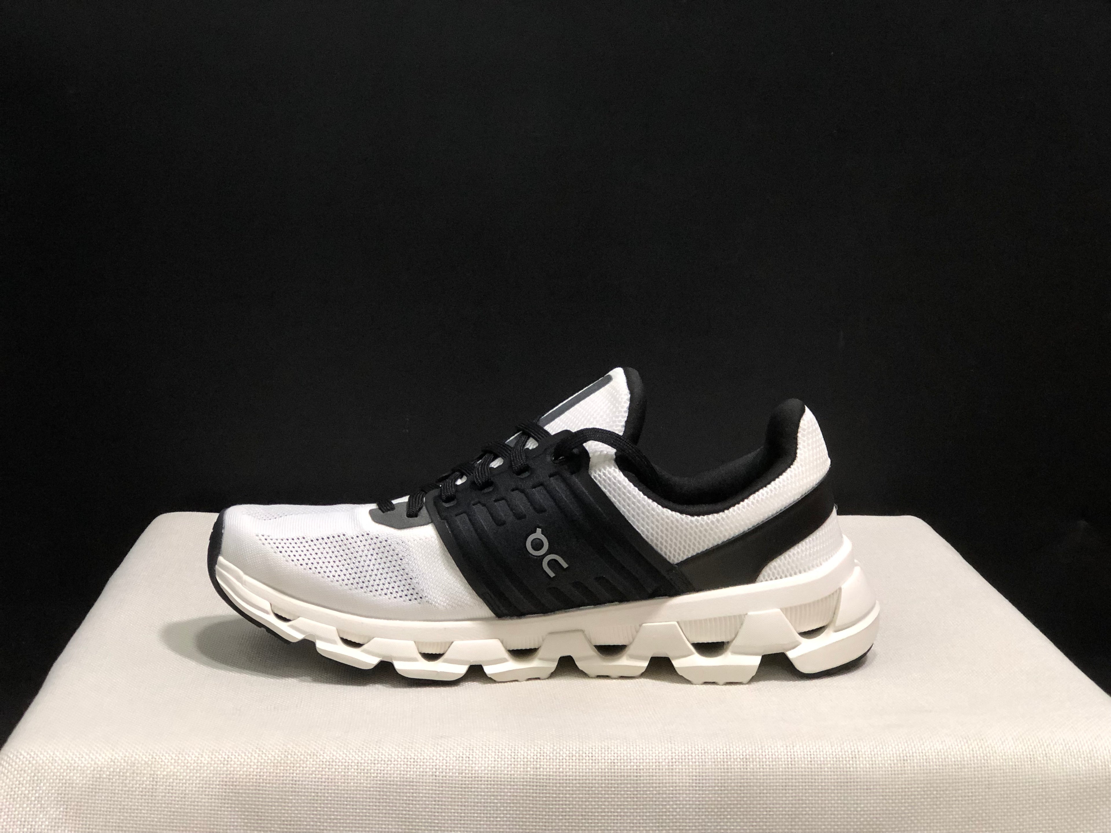 On Running Cloudswift 3 Trendy And Comfortable Running Shoes Black/White