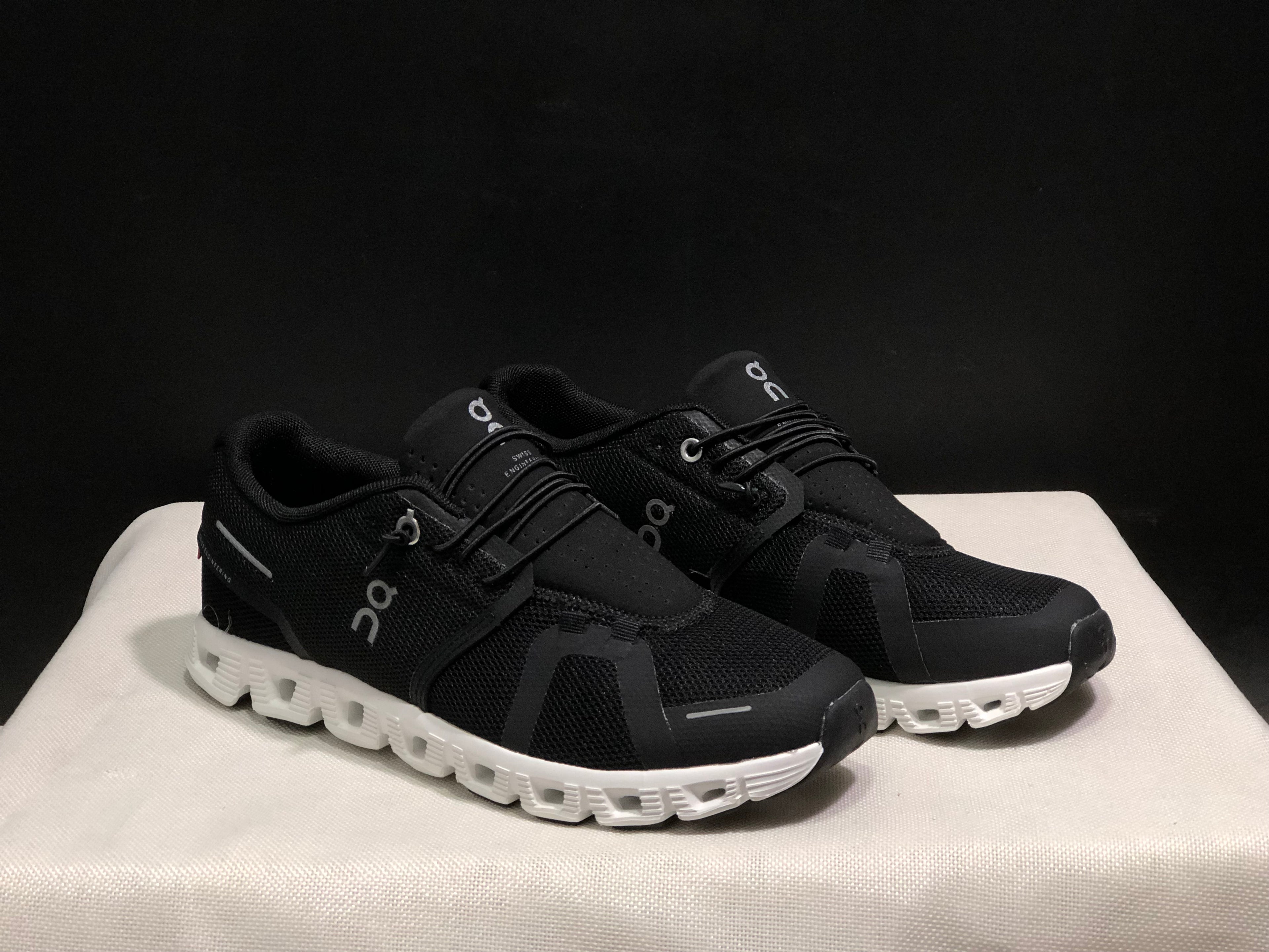 On Running Cloud 5 Lightweight Running Shoes Black/White