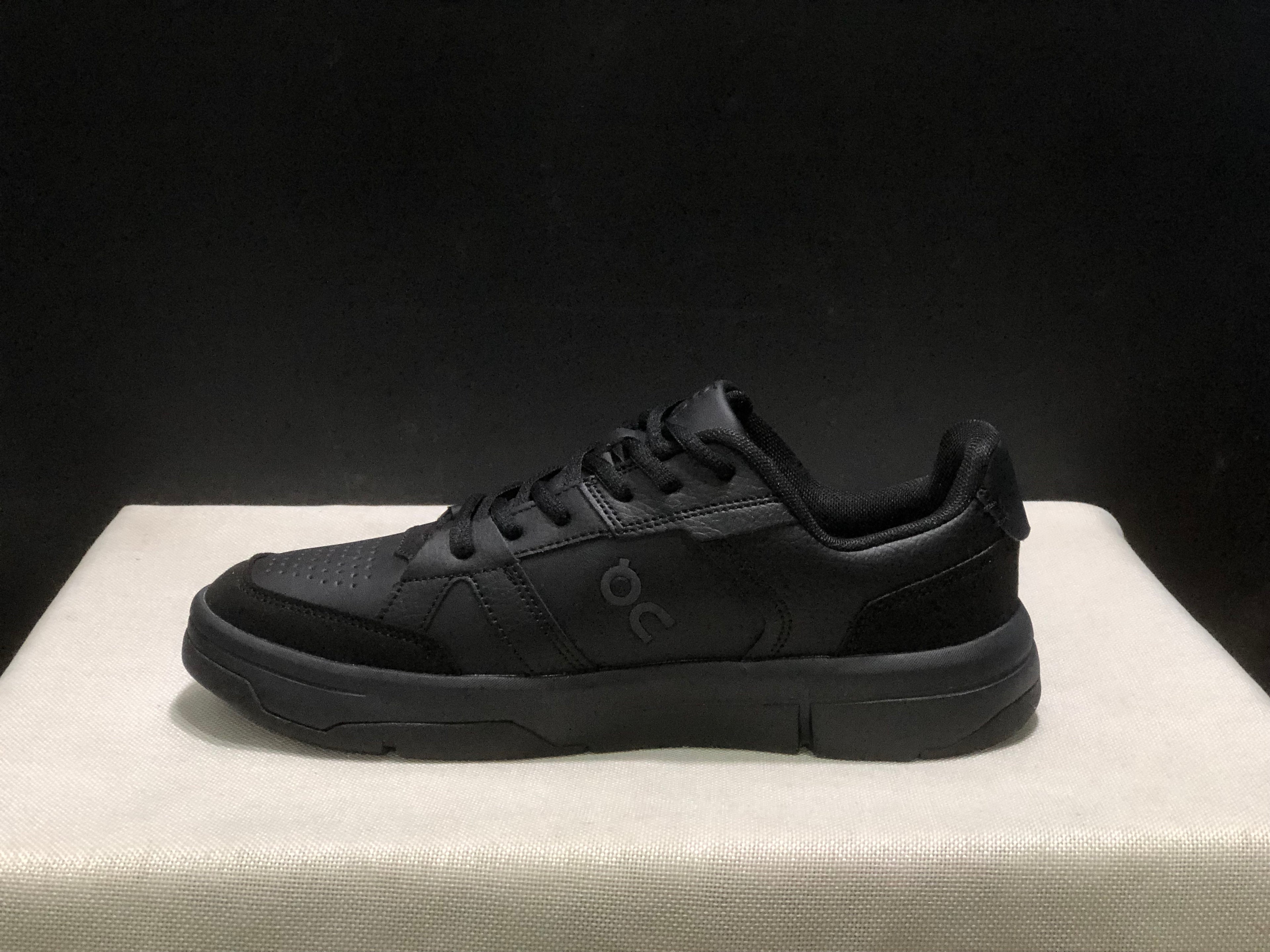 On Running The Roger Clubhouse Casual Sneakers All Black