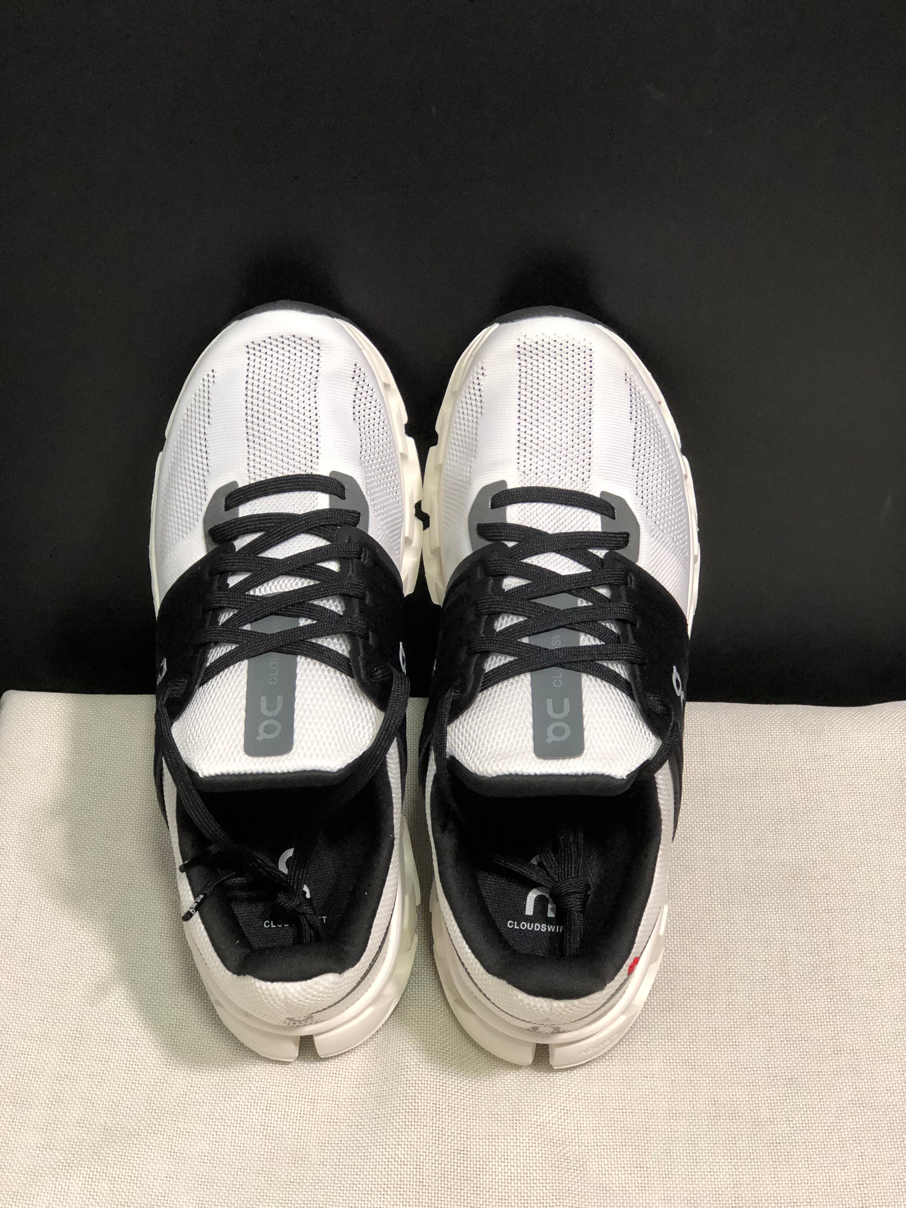 On Running Cloudswift 3 Trendy And Comfortable Running Shoes Black/White