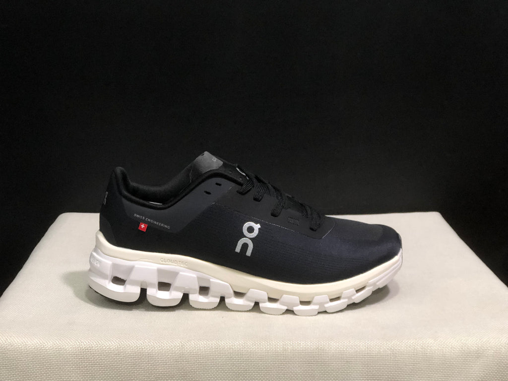 On Running Cloudflow 4 Shock-Absorbing And Wear-Resistant Black Running Shoes